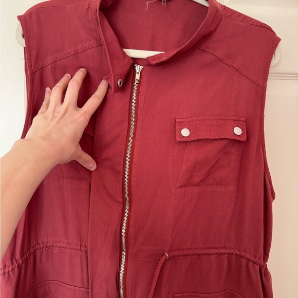 Entro Red Sleeveless Vest with Stand-Up Collar - Picture 2 of 6
